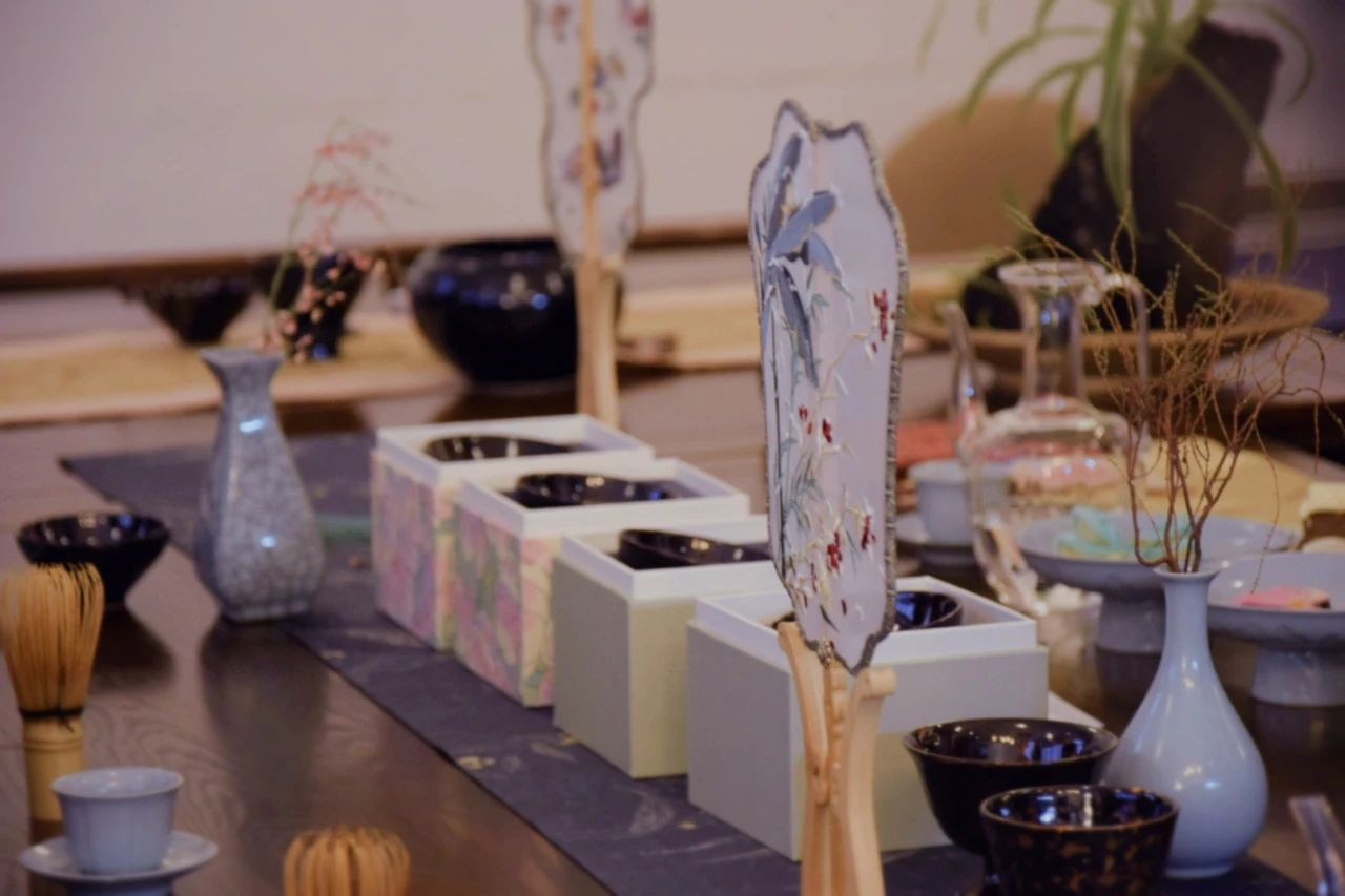 Lire la suite à propos de l’article Thé et méditation – Une prière de sérénité Les oreilles à l’abri du tumulte du monde, le cœur apaisé, savourant l’instant de tranquillité.