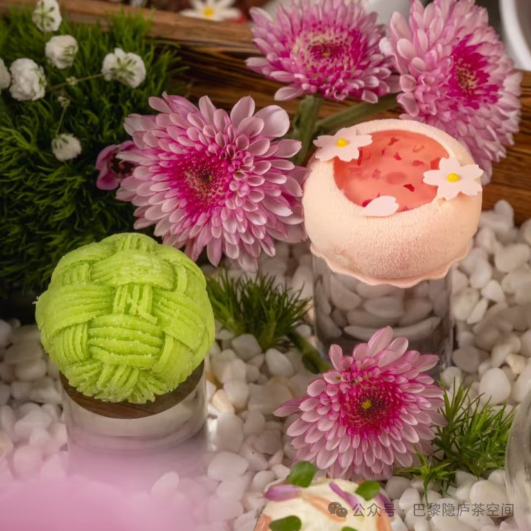 Lire la suite à propos de l’article À Paris, cette réunion florale donne lieu à une rencontre romantique entre la Chine et la France, qui fait jaillir des « feux d&rsquo;artifice » printaniers !