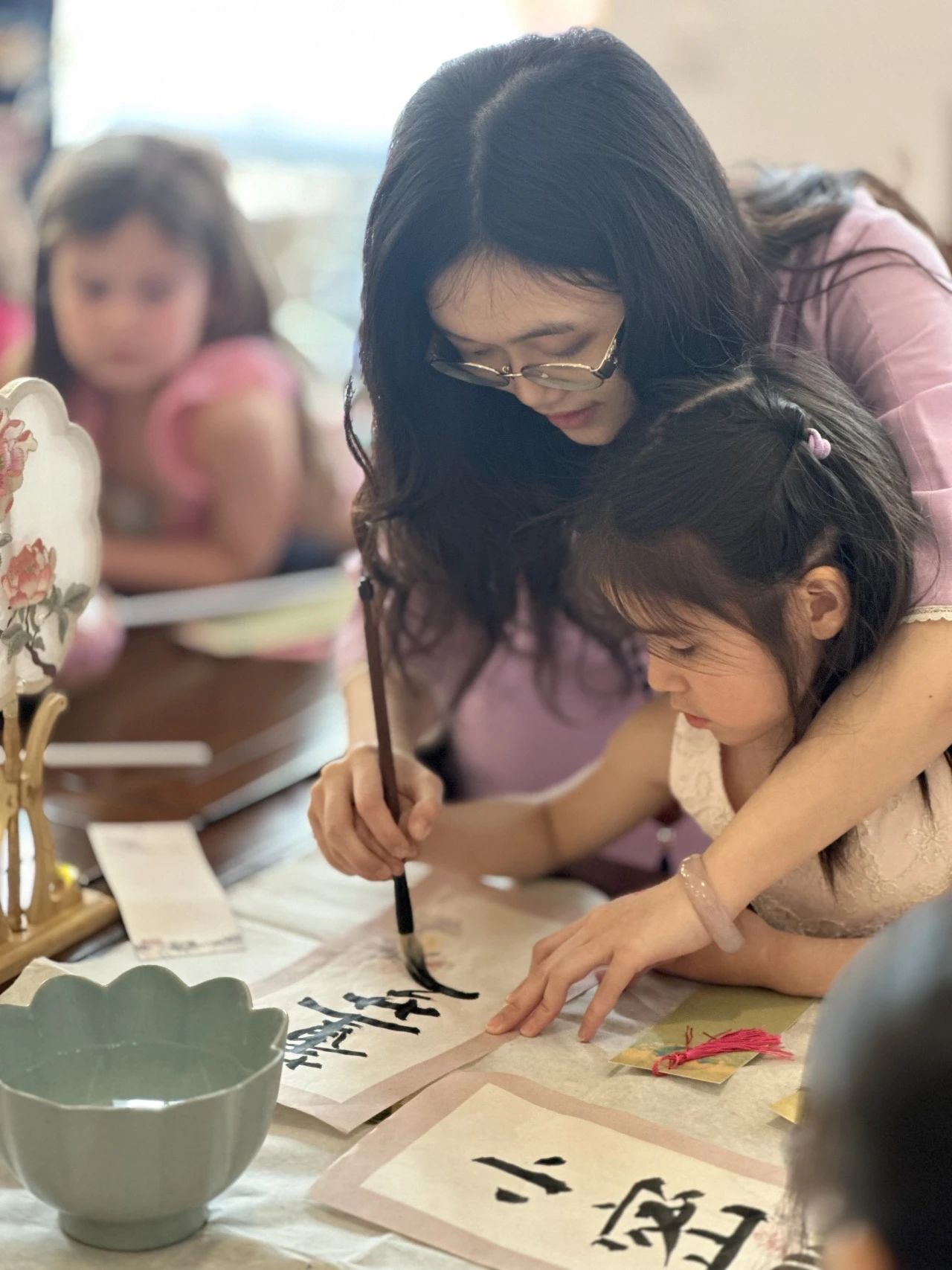 Lire la suite à propos de l’article Organiser une fête d&rsquo;anniversaire traditionnelle chinoise pour votre enfant à Paris Quand les enfants français prennent un pinceau | Cours d&rsquo;initiation à la calligraphie à Paris